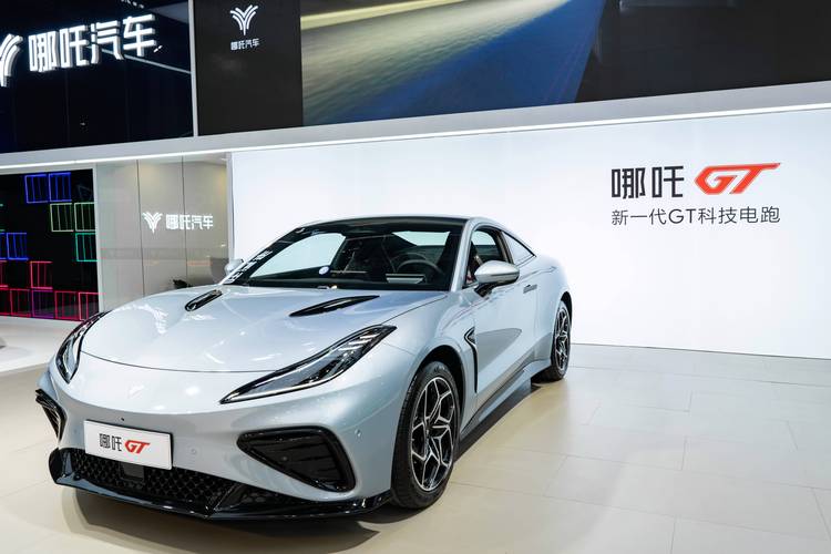 东莞315哪吒汽车在智能汽车领域的表现，领途汽车在新能源汽车市场中的影响力